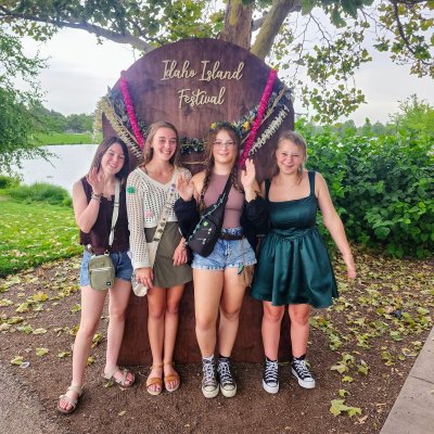 BFFs reunited at the Island Festival, for a day of summer in their hometown!